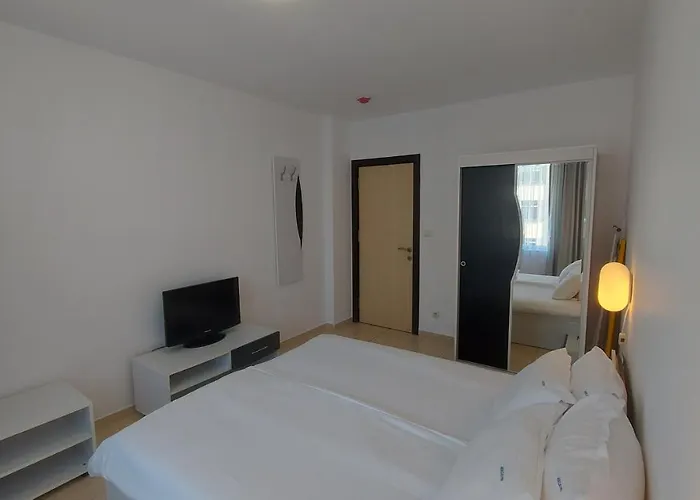 公寓 Admiral Plaza, & *