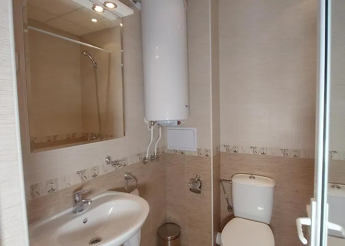 Admiral Plaza, & 公寓