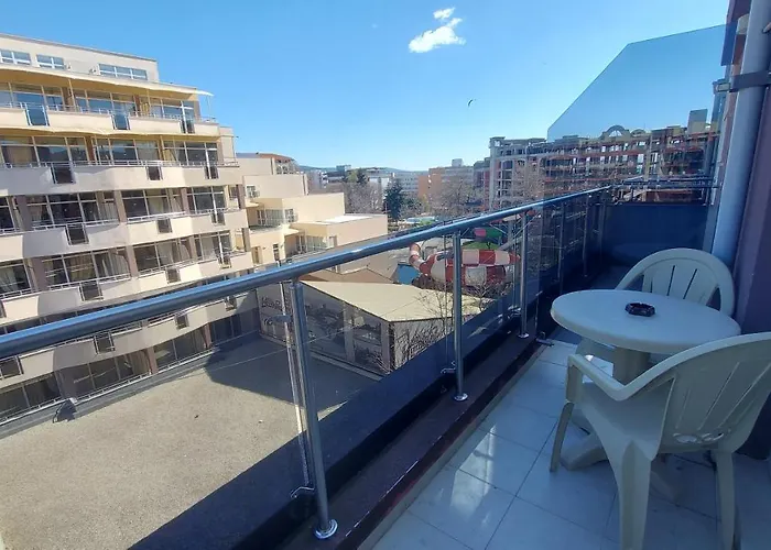 公寓 Admiral Plaza, & *