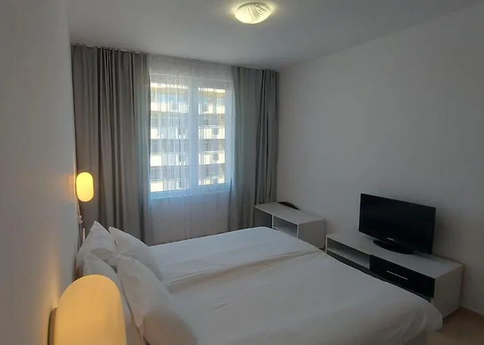 Admiral Plaza, & 公寓 *